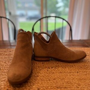 Born low profile zip‎ back womens Booties size 7.5